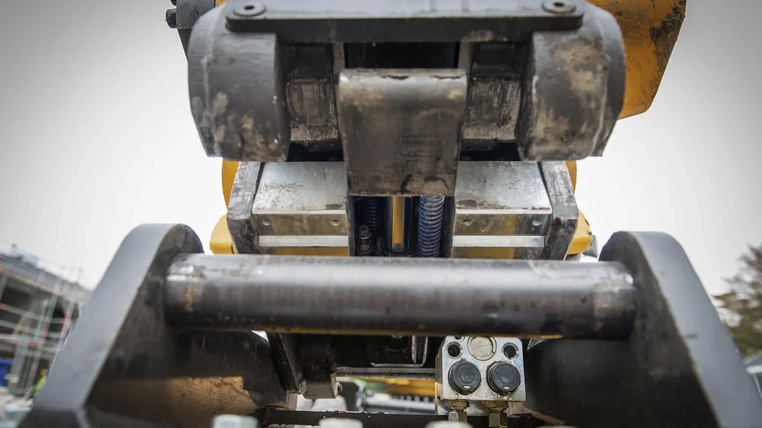 Excavator tiltrotator with a bank of hydraulic quick coupling lines