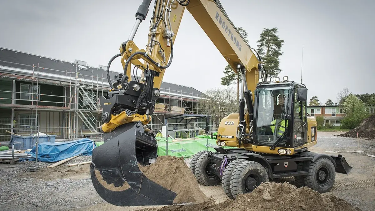 Excavator with tiltrotator and hydraulic quick coupler connections