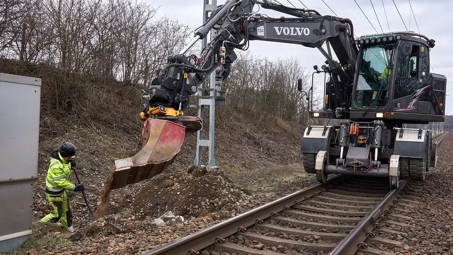 Side view of an excavator attachment with multiple hydraulic couplers