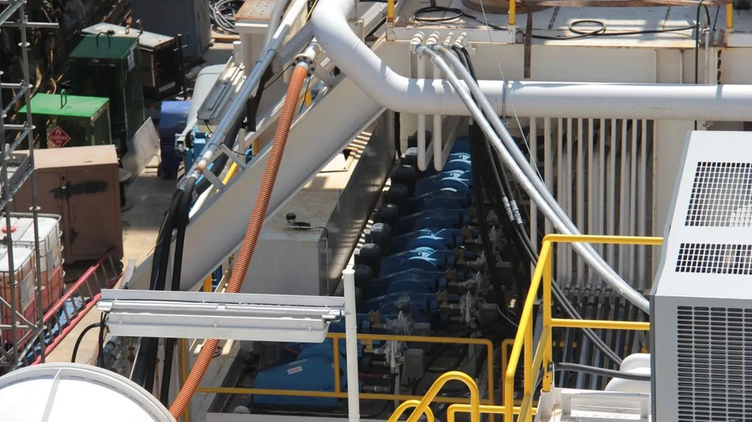 Hydraulic manifold block with multiple coupling ports and hoses