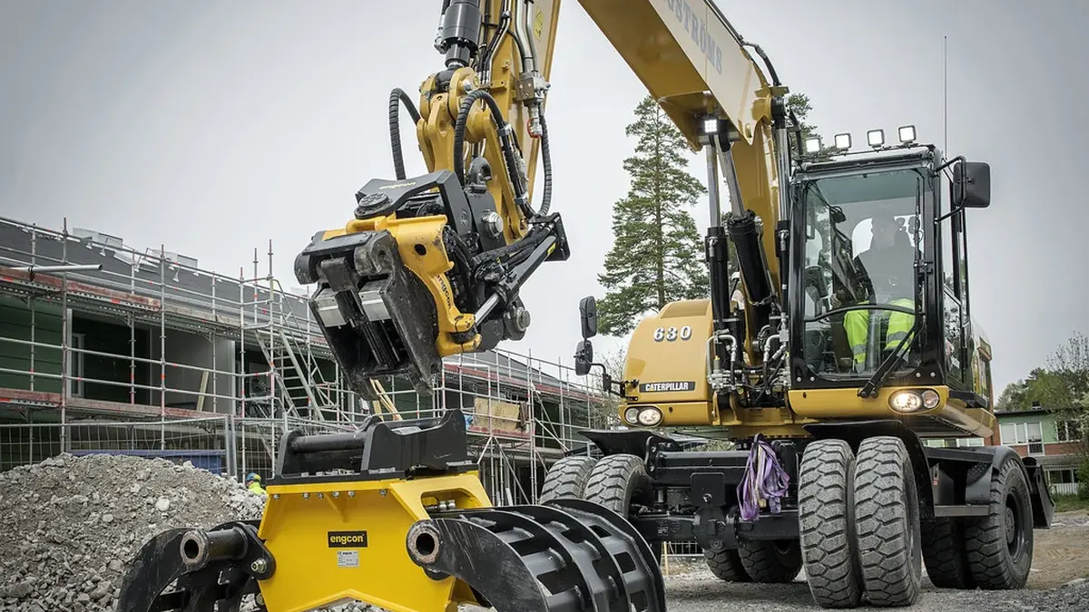 Excavator hydraulics routed to a tiltrotator quick coupling panel