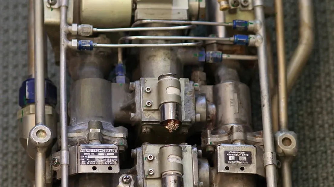 Valve package assembly with sealing surfaces exposed for inspection