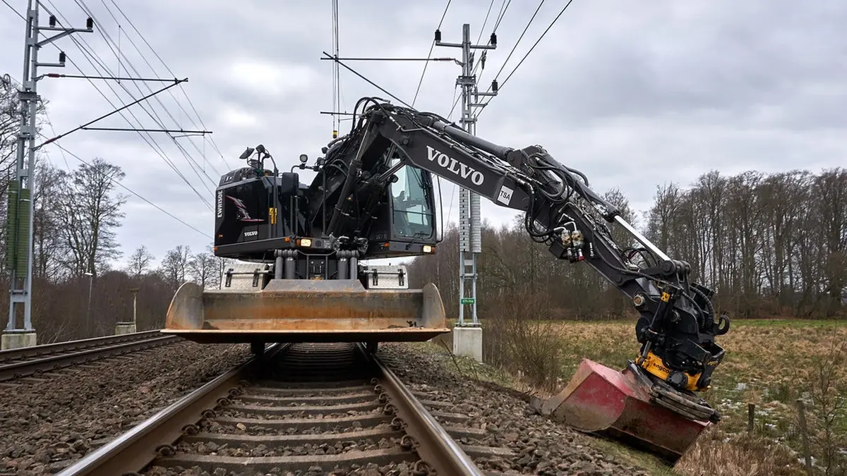 Rail carrier machine with hydraulic quick coupler panel for attachments