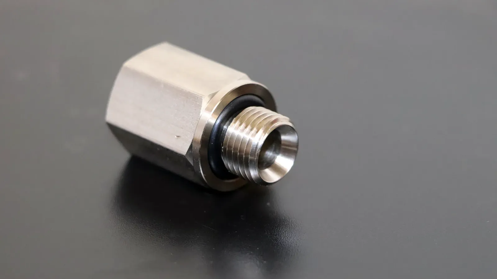 Male straight-thread hydraulic fitting showing the sealing thread form