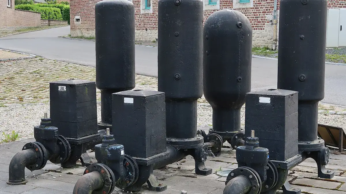 Hydraulic ram battery plumbed with quick-connect supply lines